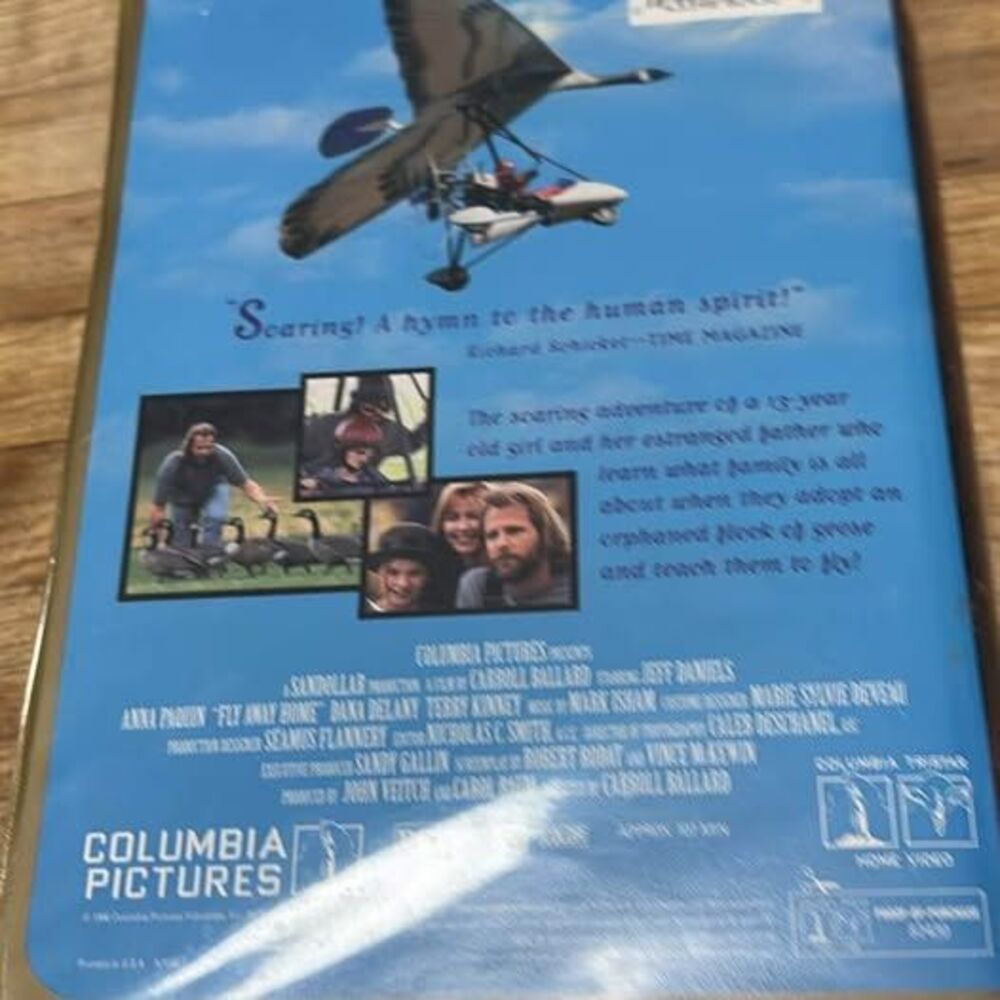 Fly Away Home (vhs 1996) in clamshell case